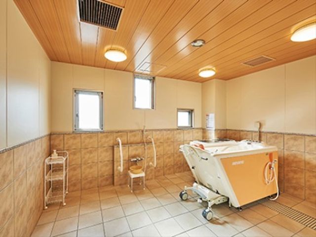 明るい介護用浴室