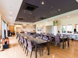 広々とした食堂の空間