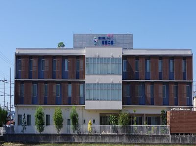 明るい日差しが差し込む外観