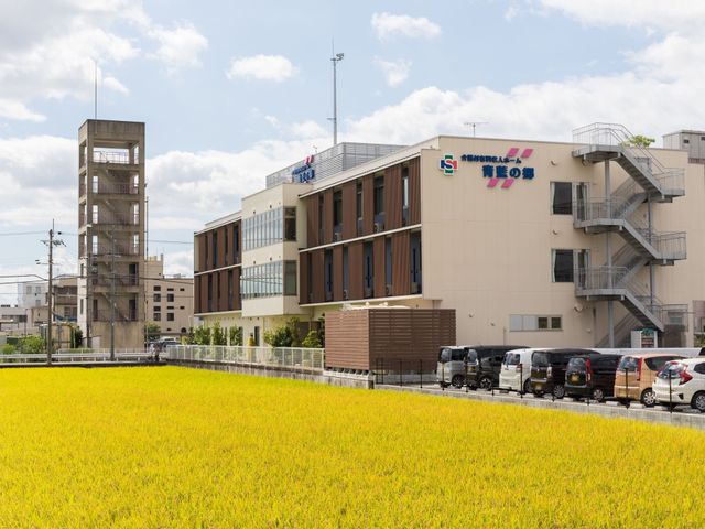 多階層モダン建築物外観