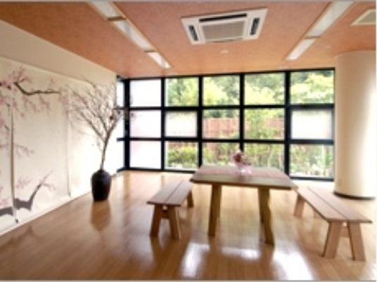 多目的室の明るい風景