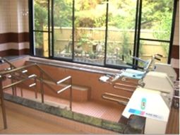 リハビリ設備が整った室内