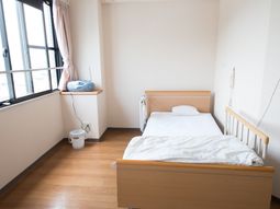 明るい個室の居室