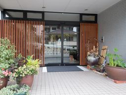 エントランスの植物と装飾