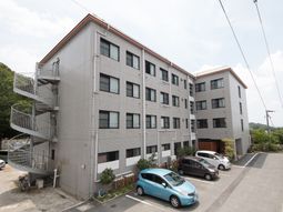 モダンな外観の建物