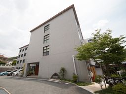 清潔な白い建物外観