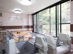 機能訓練室の明るい空間