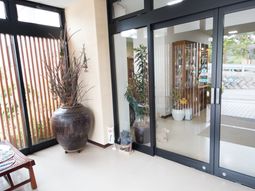 エントランスの和の空間