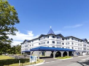 建物外観と青空の施設外観  