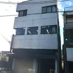 白い外壁の建物