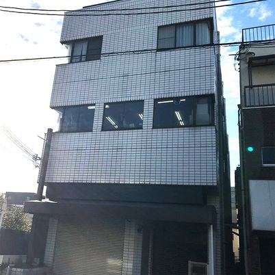 白い外壁の建物