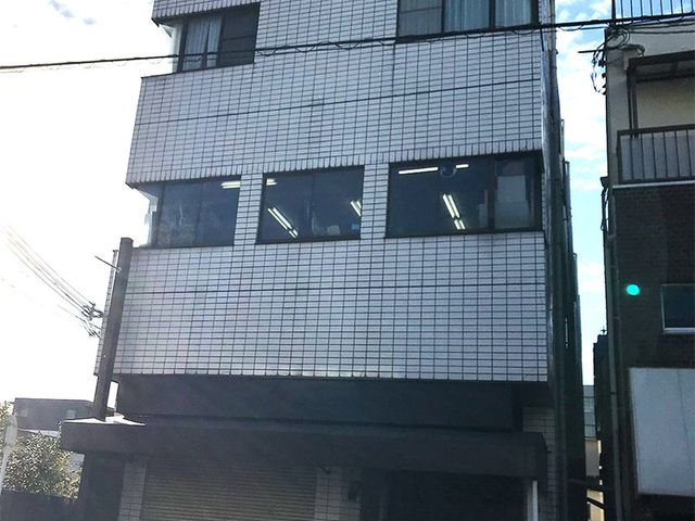 白い外壁の建物 外観 三階建ての白い外壁が特徴の建物です。周囲の環境と調和し、快適な職場をご提供いたします。