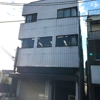 白い外壁の建物