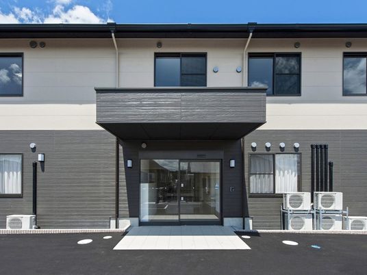 建物正面の出入口  