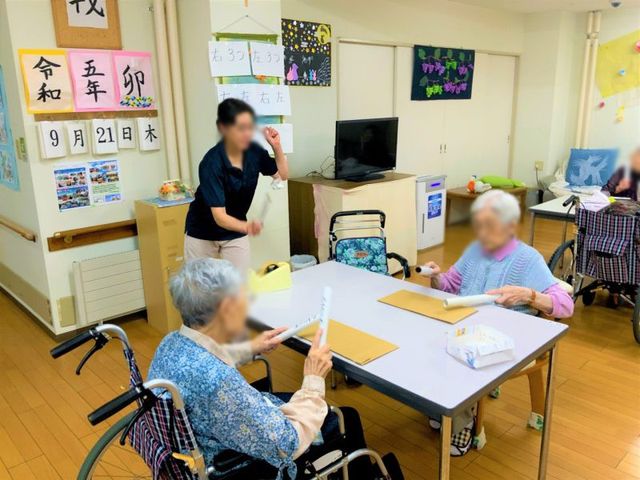 楽しい活動の様子 多目的室 活動が充実した楽しい多目的室です。スタッフが利用者と一緒に活動を楽しんでいます。