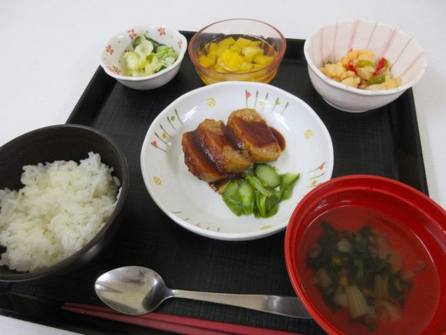 色とりどりの食事メニュー 料理 栄養バランスに優れた彩り豊かな献立が楽しめます。食事の楽しさを感じられる一皿です。