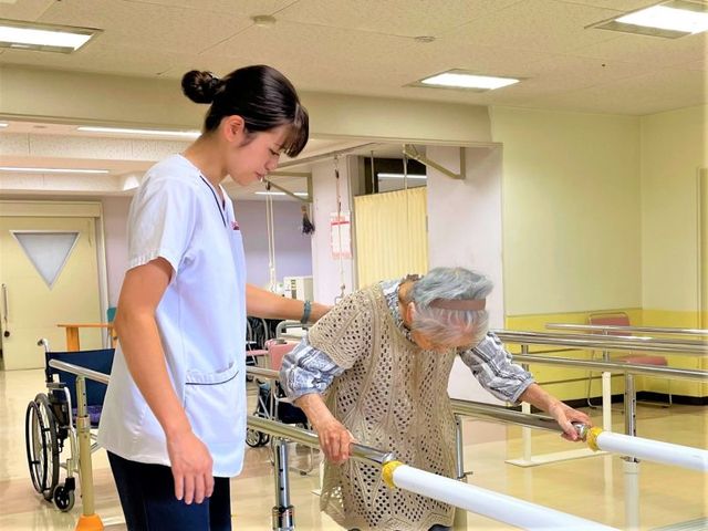 訓練する機能訓練室 機能訓練室 利用者が安心して歩行練習を行えるスペースです。専門スタッフがサポートしています。