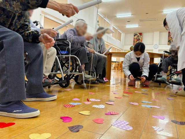 人々の活動スペース ラウンジ 自然光が心地よい広々としたスペースで、人々が楽しそうにアートを楽しんでいます。