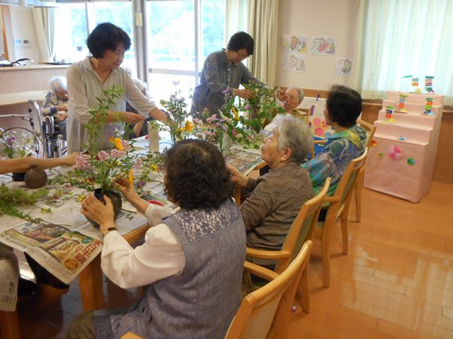 花を活ける活動風景