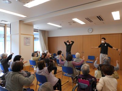 運動する人々の機能訓練室