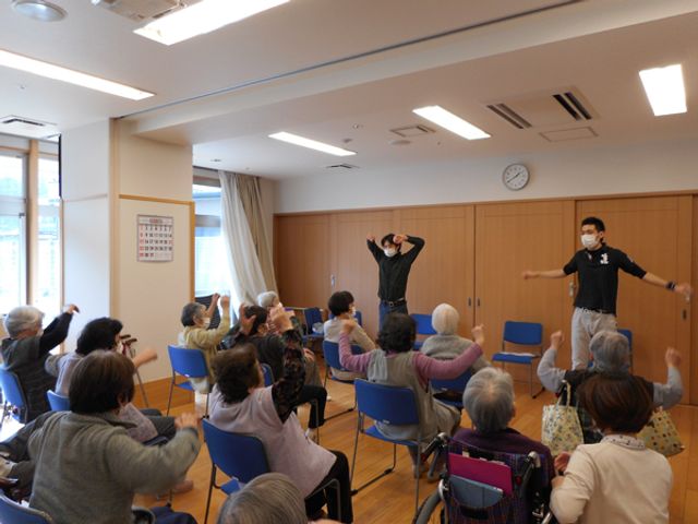 運動する人々の機能訓練室
