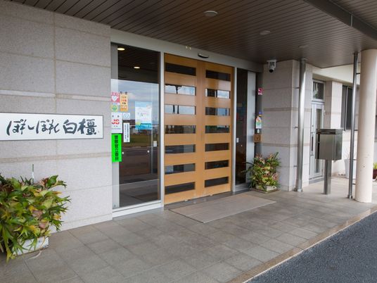 入口の明るいエントランス