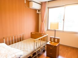 暖色調の明るい居室