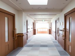 清潔感ある明るい廊下