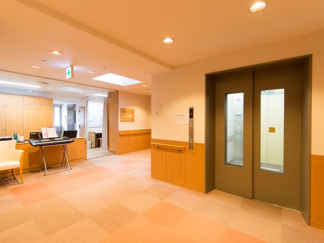 明るい廊下のエレベーター前