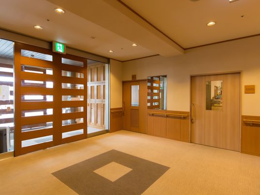 暖かみのあるロビー風景