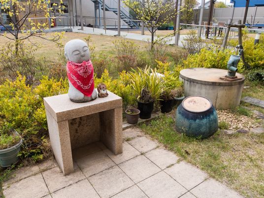 石像がある緑豊かな中庭