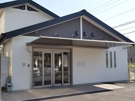白い建物の玄関外観  