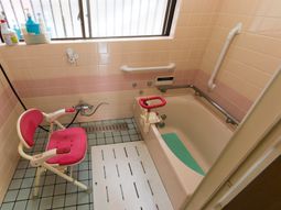 バリアフリー設計の浴室