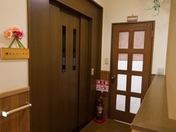 廊下の木製ドア