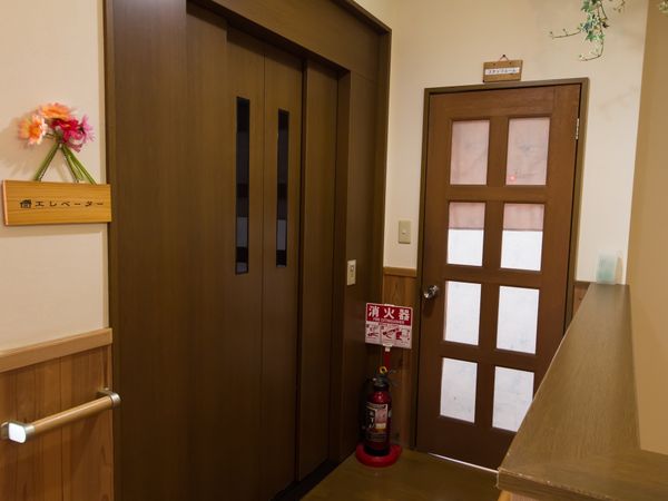 廊下の木製ドア