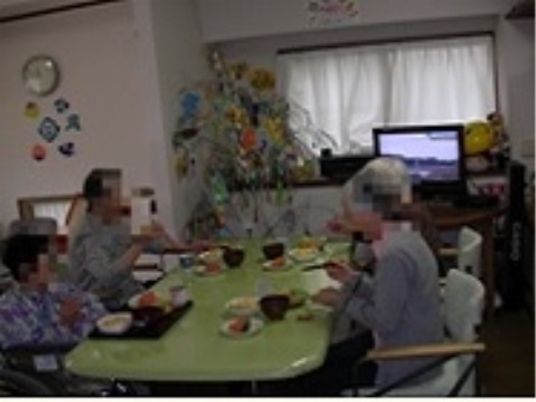 利用者が食事する明るい空間
