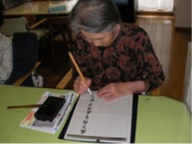 書道を楽しむ利用者