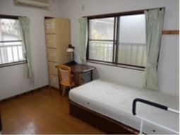 シンプルな居室の様子