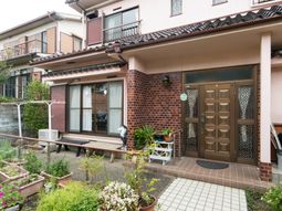 赤レンガの家のエントランス