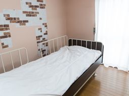 ベッドと窓のある部屋