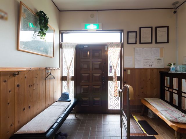 温かみの玄関ベンチ