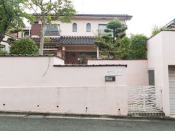 落ち着いた外観の建物