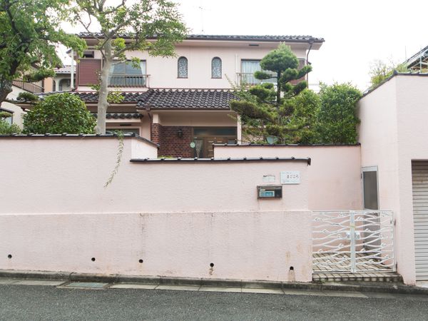 落ち着いた外観の建物