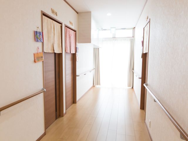 廊下の明るい空間 通路 手すりが設けられた快適な廊下です。開放感あふれる窓からは自然光がたっぷりと差し込みます。
