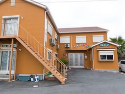 オレンジ色の建物外観