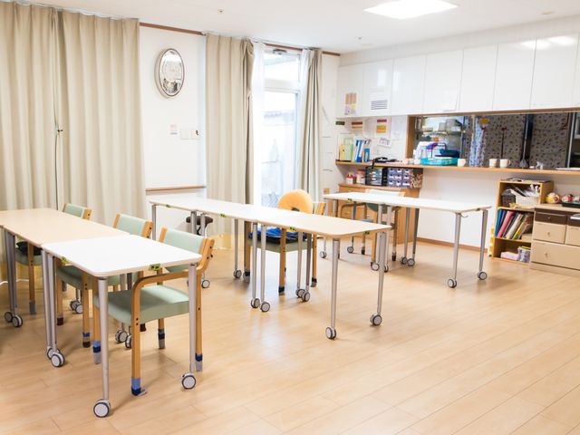 多目的室の清潔な空間 共有スペース 広々とした多目的室では、様々なレクリエーションをお楽しみいただけます。明るく、整った環境は日々の活動に彩りを与えます。