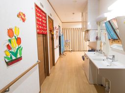 廊下に飾り付けられた空間