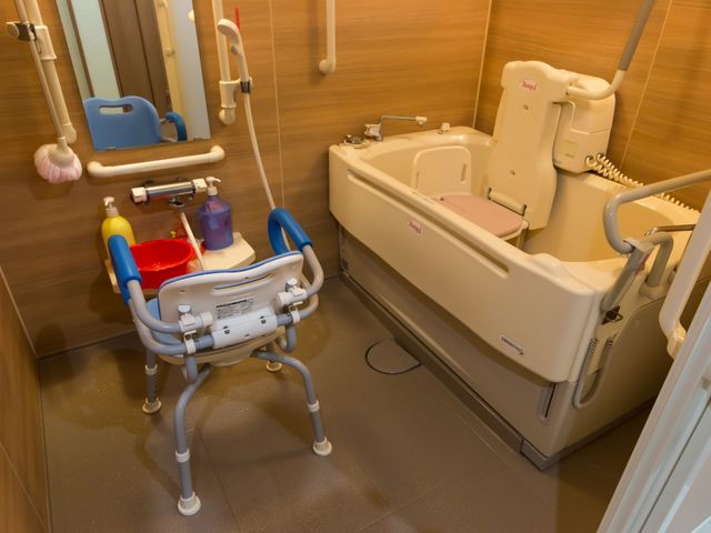 バリアフリー設計の浴室 浴室 安全に配慮された介護用の浴室です。手すりや特殊な椅子を備え、利用者の安心と快適さを支えています。
