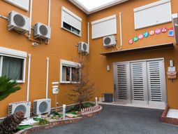 色鮮やかな外壁の建物エントランス