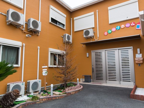 色鮮やかな外壁の建物エントランス